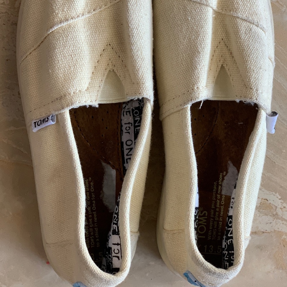 Toms slip on
